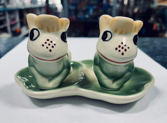 Vintage Frogs on Lily Pad Salt & Pepper Shaker