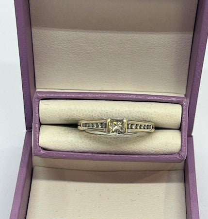 18ct White Gold Ring with Valuation Certificate