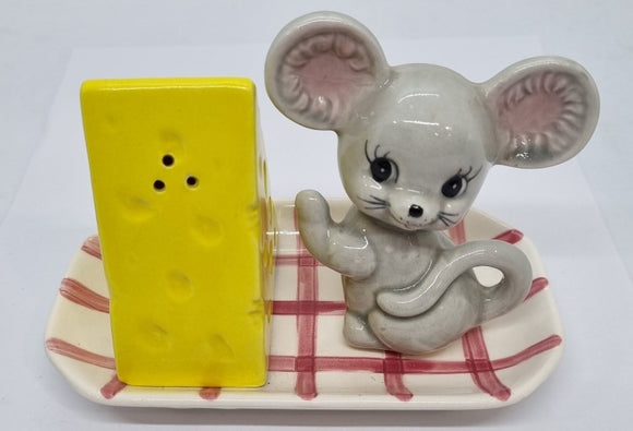 Salt and Pepper Shakers - Mouse with Cheese